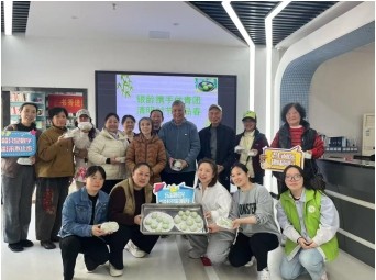 银龄携手做青团，清明时节共品春
