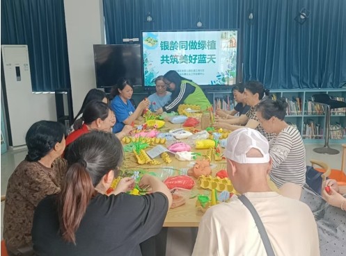 江湾社区：“银龄同做绿植，共筑美好蓝天”环保手工活动