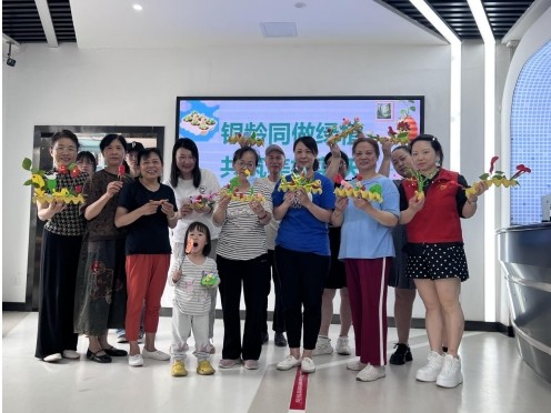 江湾社区：“银龄同做绿植，共筑美好蓝天”环保手工活动