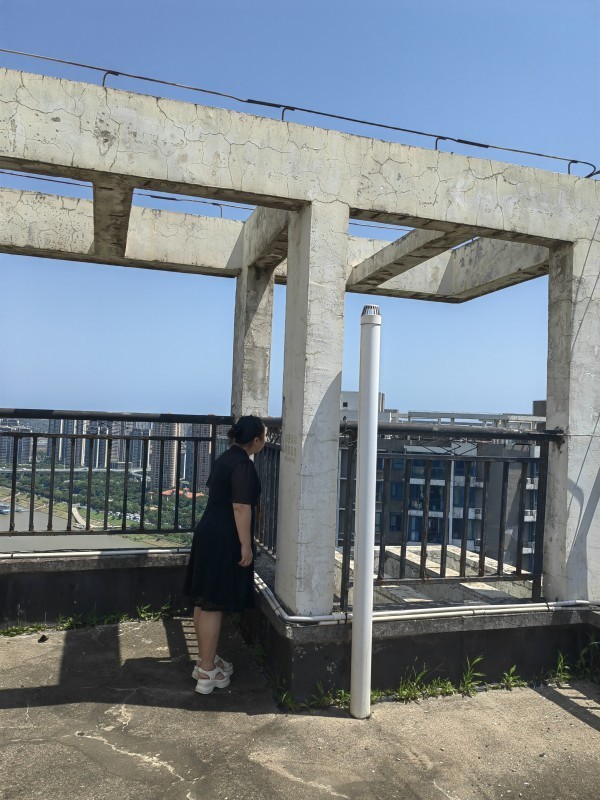 江湾社区工作人员巡查楼顶是否存在违章建筑，排除隐患