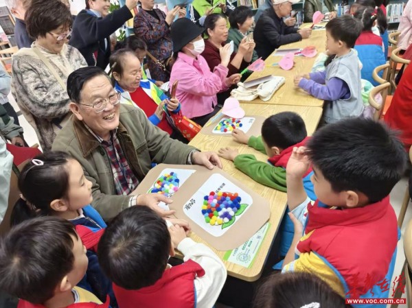 江湾社区：九九重阳邻里情，毛毡包暖老人心