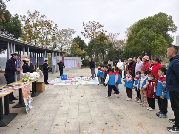 筑牢职工安全与幸福防线！江湾社区工会开展“普法宣传+便民服务”活动