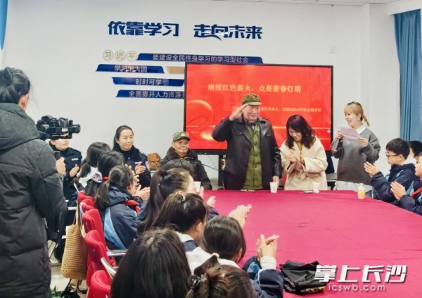 敌机掠过头顶 三位战友倒在身边 83岁老兵讲烽烟往事为青春“点灯”