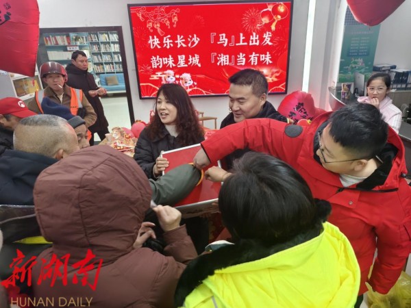 开福区芙蓉北路街道江湾社区：除夕夜里“家”味浓