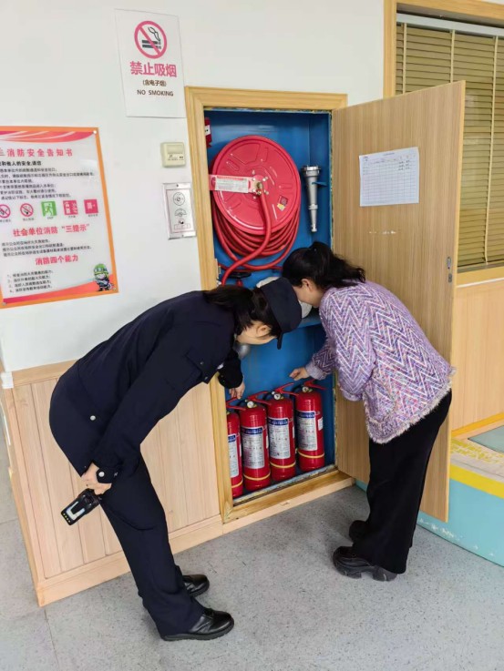社区民警深入诺贝尔幼儿园，检查安防器材、消防设施及监控系统，筑牢校园安全防线。