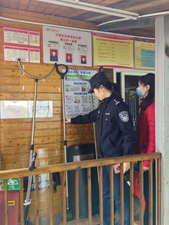 社区民警深入红黄蓝幼儿园，检查安防器材、消防设施及监控系统，筑牢校园安全防线。