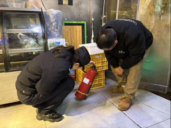 社区民警对辖区商户开展餐饮门店消防检查，排查灭火器、燃气设备等安全隐患。