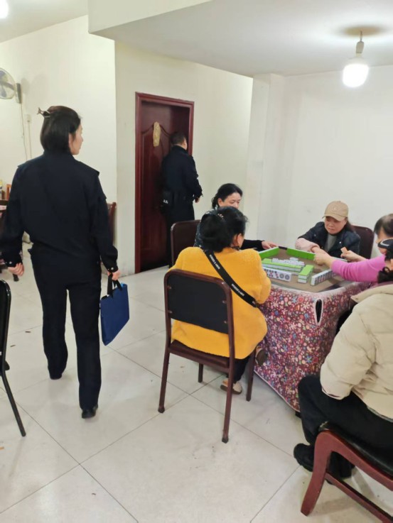 社区民警对辖区棋牌室等人员密集场所开展巡查，同步开展反诈与安全宣传